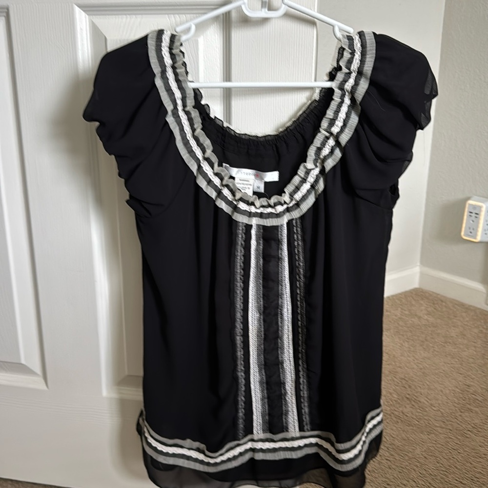 Studio M Black and White Ruffled Cap Sleeve Blouse